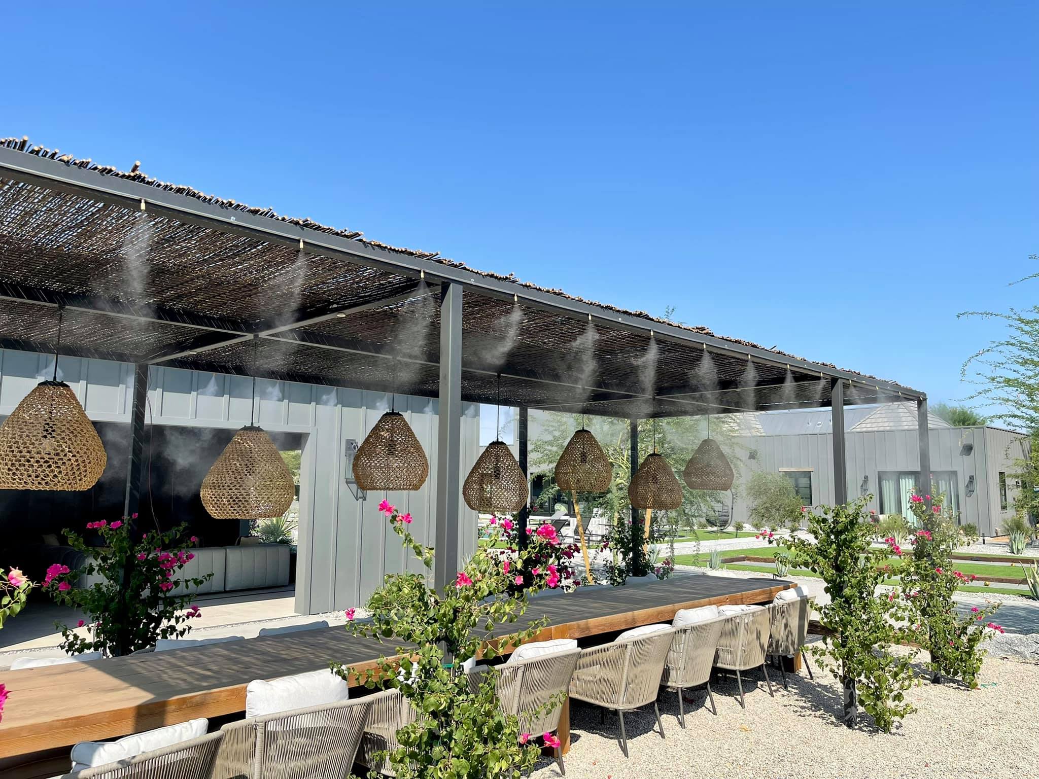 phun sương làm mát quán cafe